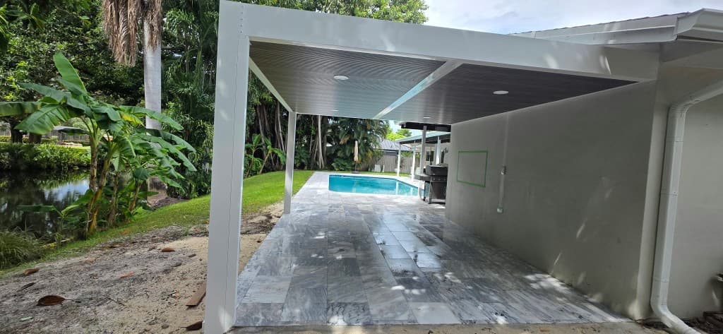Pérgola de aluminio junto al canal y la piscina